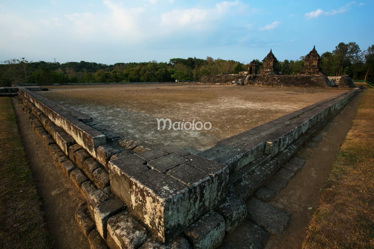The main area of Barong Temple with clear stone structures.