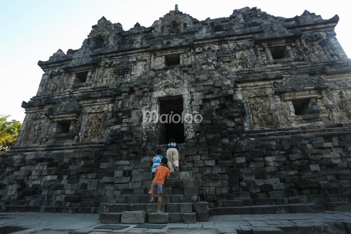Children climbing the steps of Sari Temple's entrance.