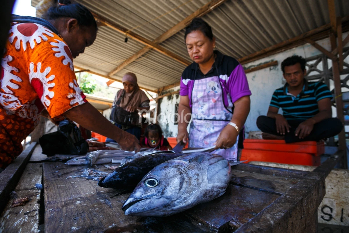 Women processing fresh fish at Sadeng Beach Fishery Port.