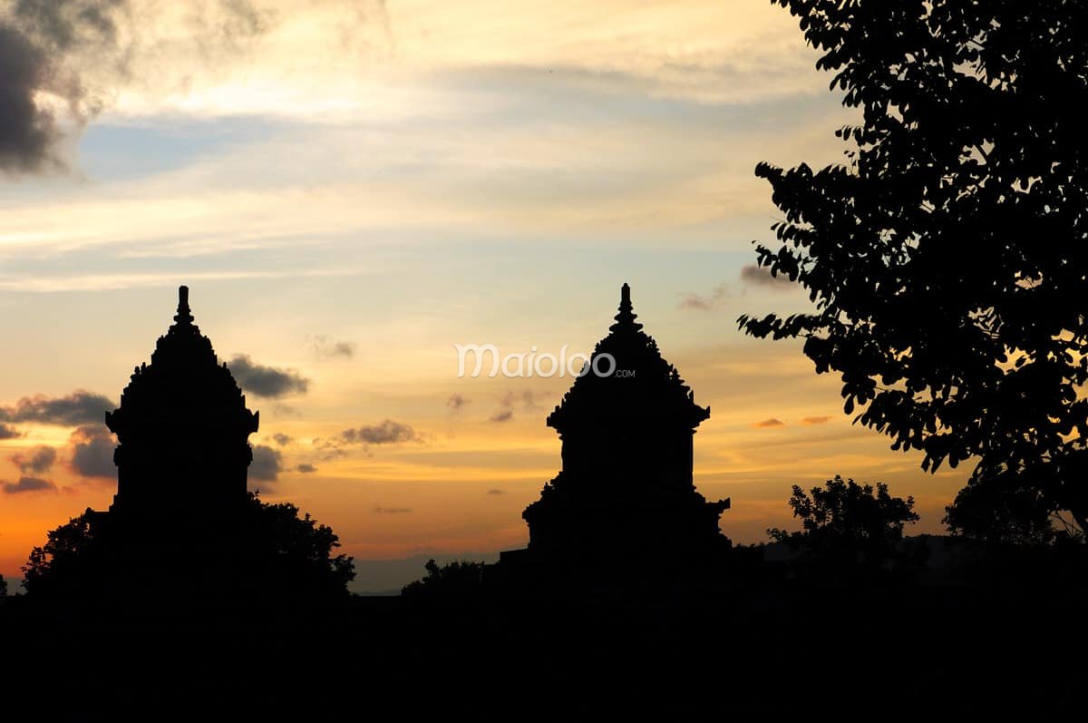 Sunset view at Barong Temple with temple silhouettes.