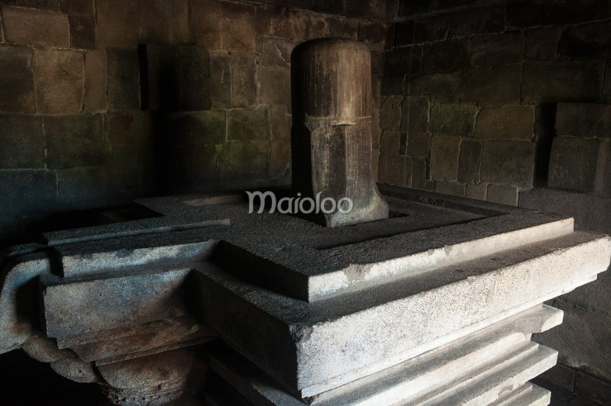 A stone Yoni inside the main building of Sambisari Temple.