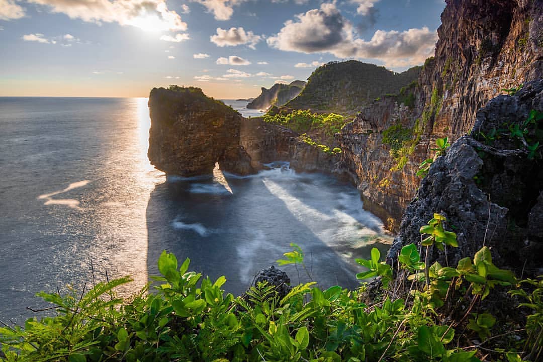 A stunning view of Ngungap Beach's tall cliffs and the crashing waves of the Indian Ocean.