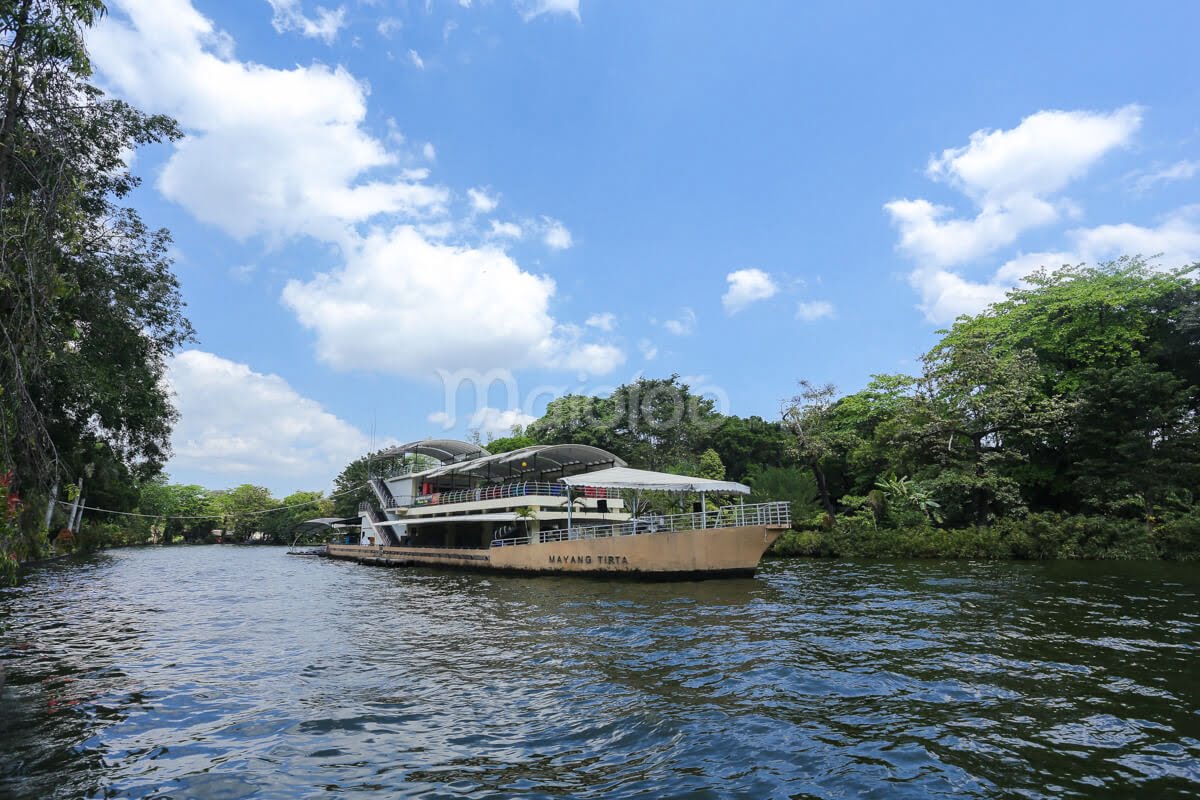 A boat-shaped restaurant on a lake at Gembira Loka Zoo.