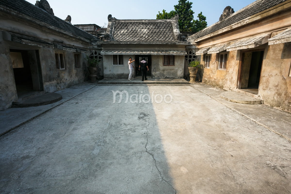 A courtyard surrounded by U-shaped buildings at Pasarean Ledhoksari in Taman Sari, Yogyakarta.