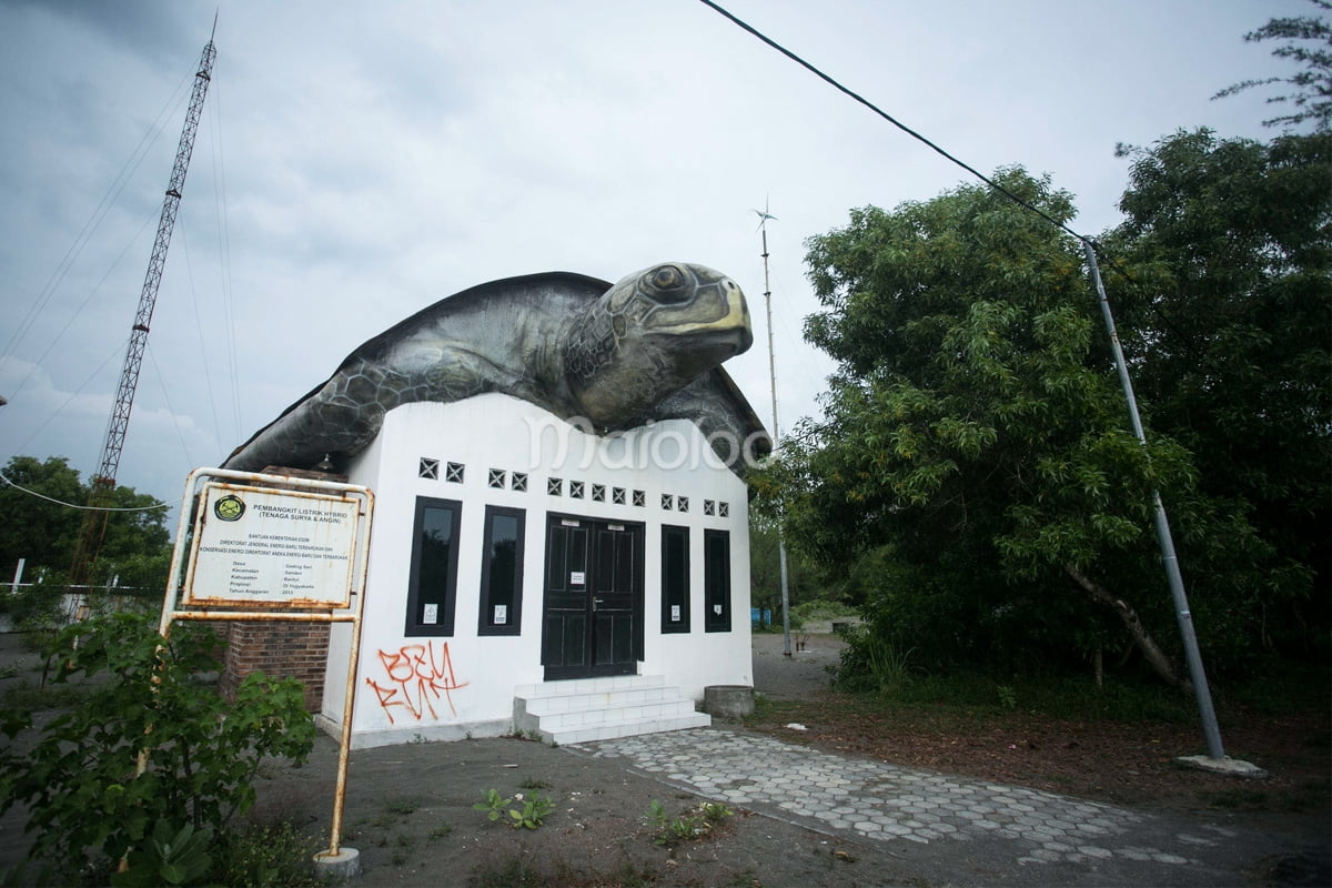 A building with a turtle sculpture housing the hybrid power plant at Goa Cemara Beach.