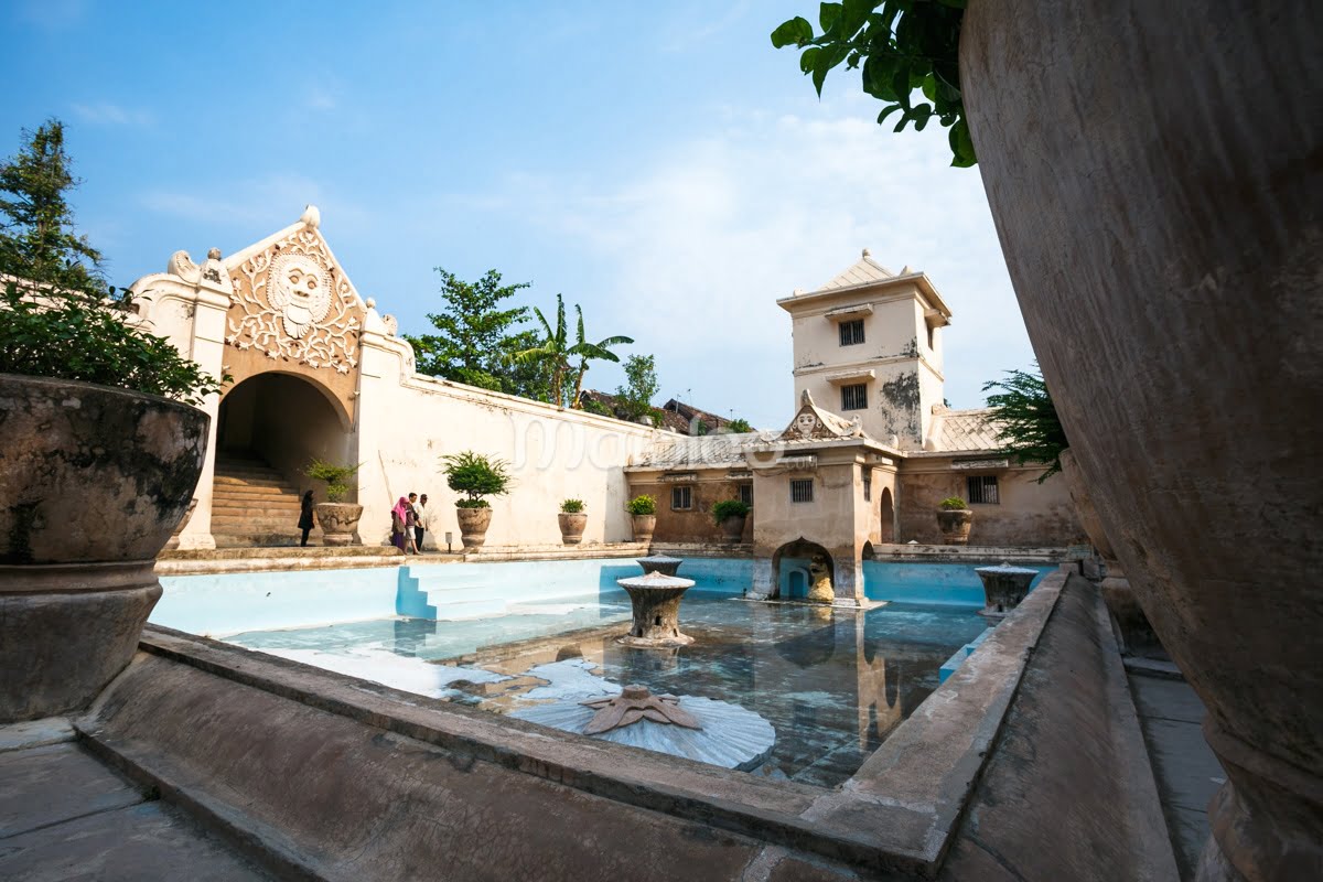 A large, clear pool with fountains at Umbul Pasiraman in Taman Sari, Yogyakarta.