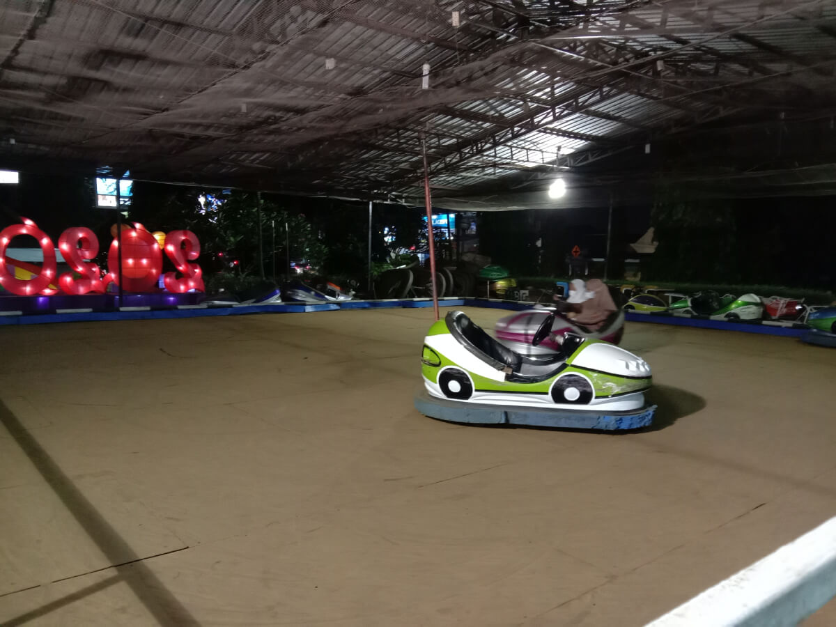 A bumper car ride in action at Taman Pelangi in Yogyakarta.