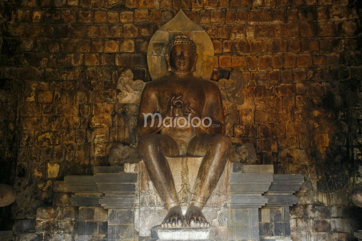Statue of Dhyani Buddha Vairocana inside Mendut Temple.
