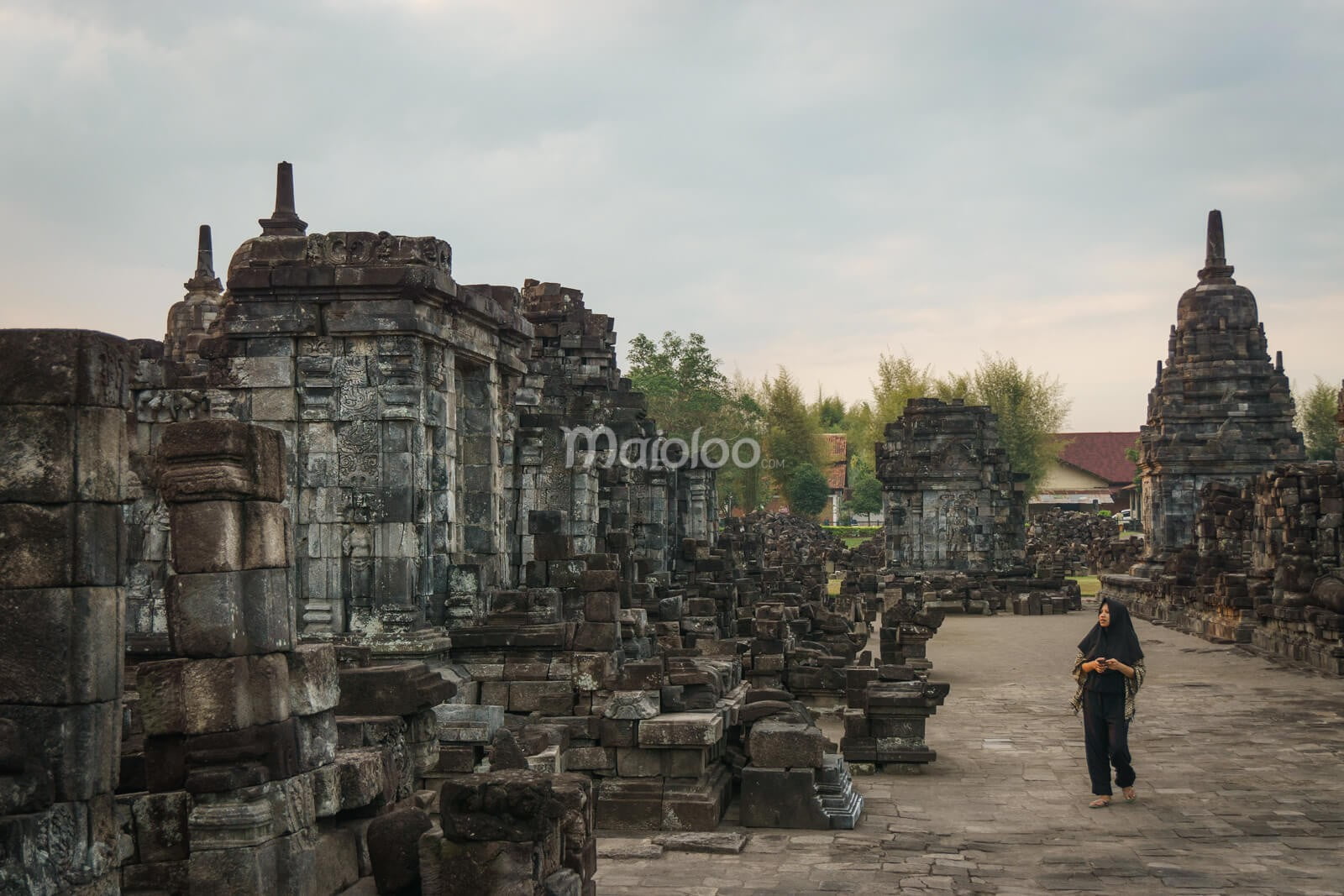 A visitor enjoying the Sewu Temple complex.