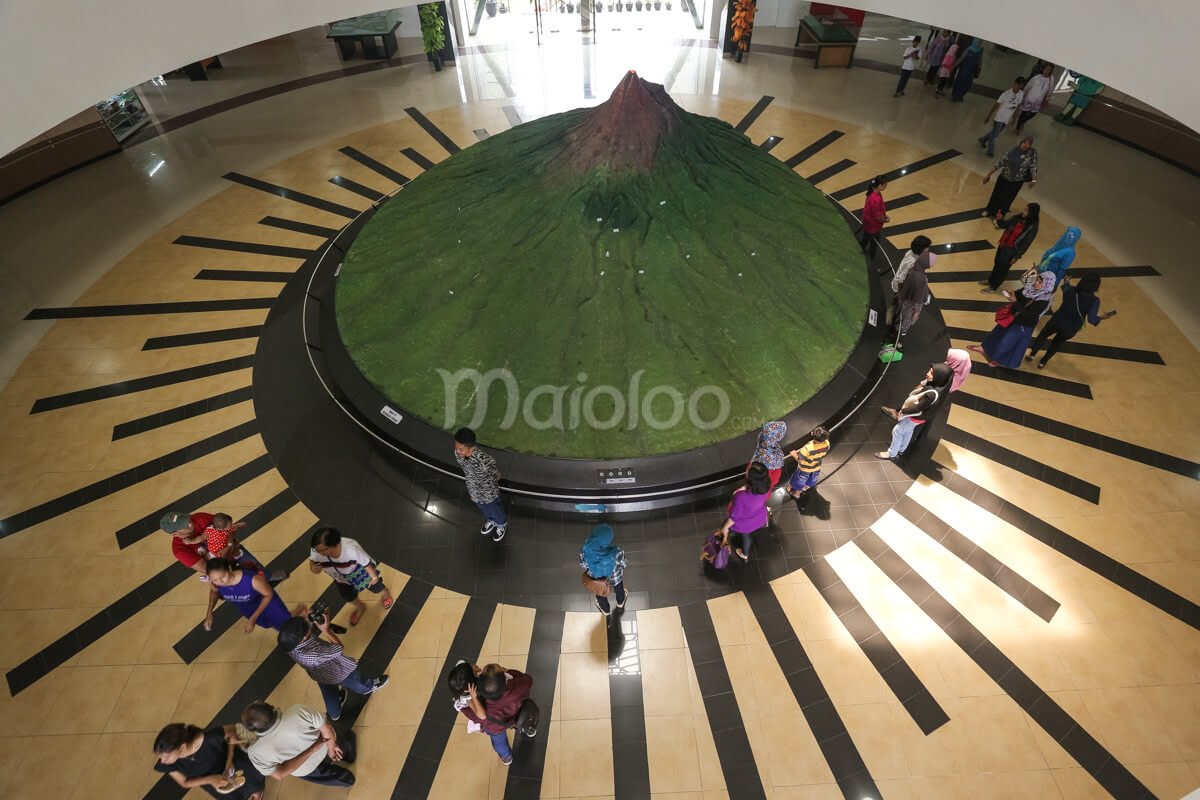 A large model of Mount Merapi viewed from the second floor of the museum.