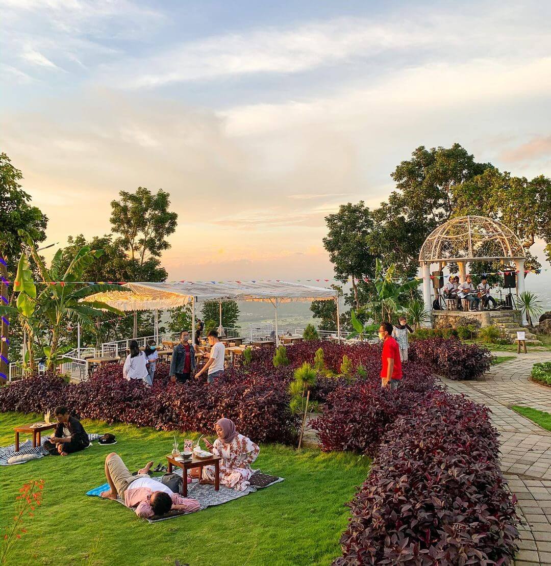 Visitors having picnics and enjoying the sunset view with live music at De Mangol View.