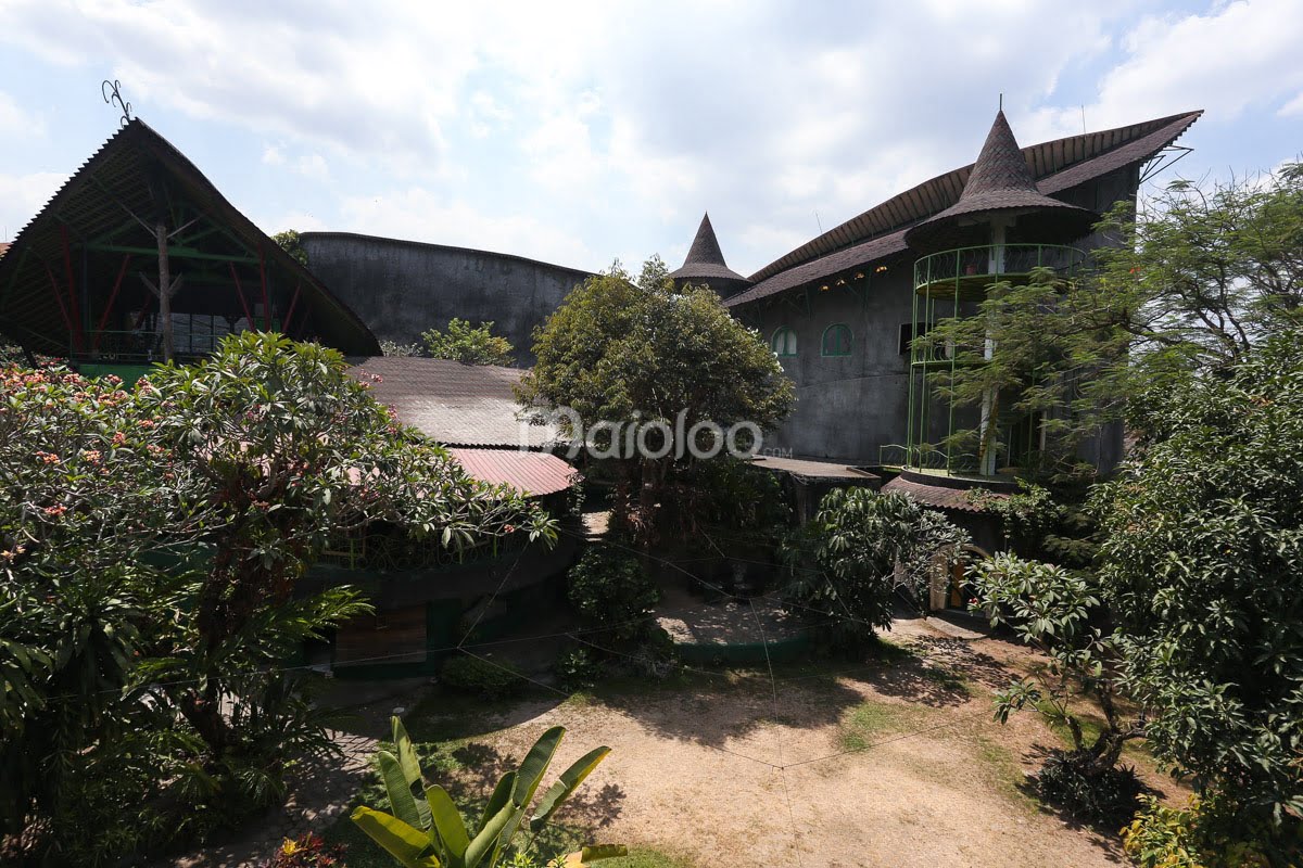 The exterior of Affandi Museum buildings with unique architecture and surrounding greenery.