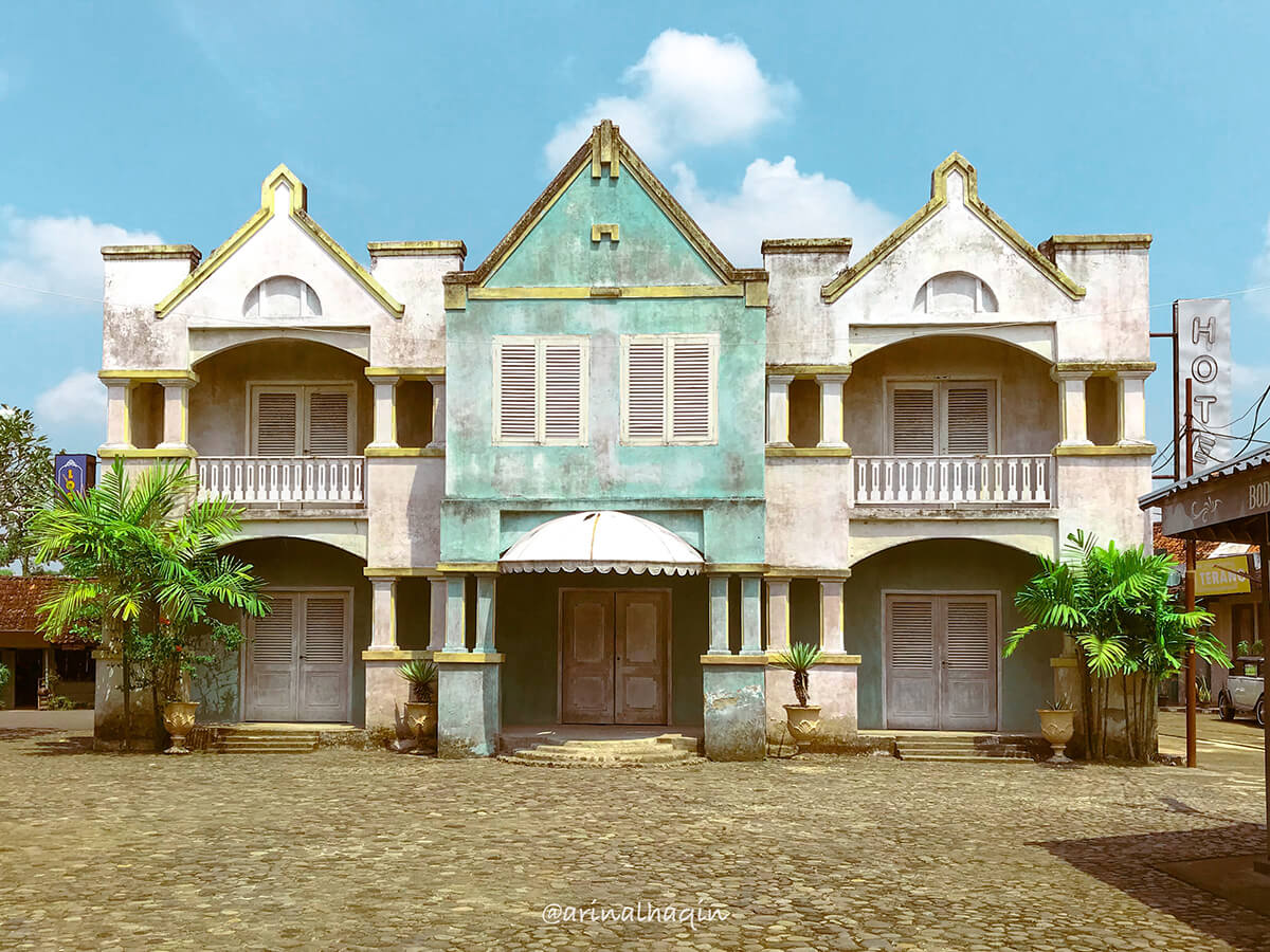 An old two-story building with balconies at Gamplong Studio Alam.