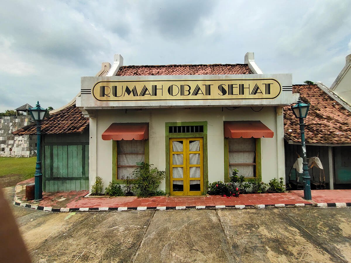 n old-fashioned pharmacy building named "Rumah Obat Sehat" at Gamplong Studio Alam.