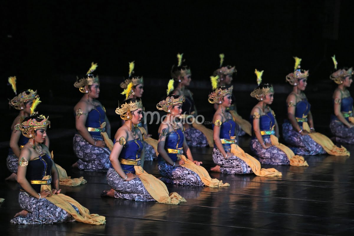 Background dancers in traditional costumes performing in the Ramayana Ballet at Prambanan.