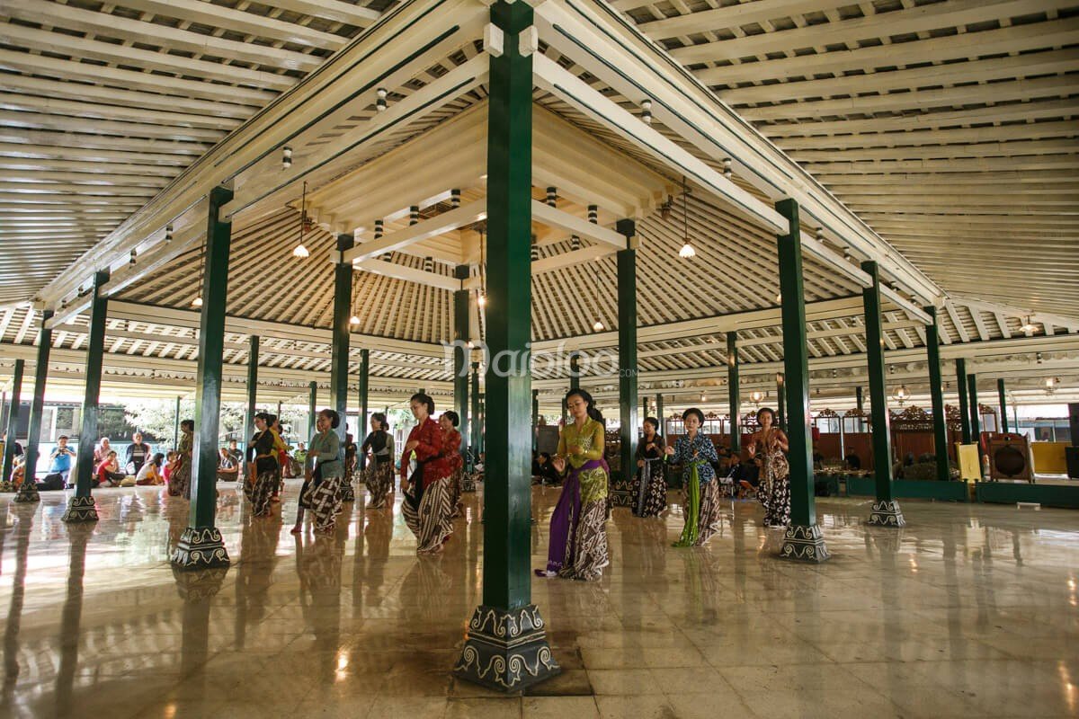 Women in traditional attire performing a dance at Bangsal Sri Manganti in Yogyakarta Palace.