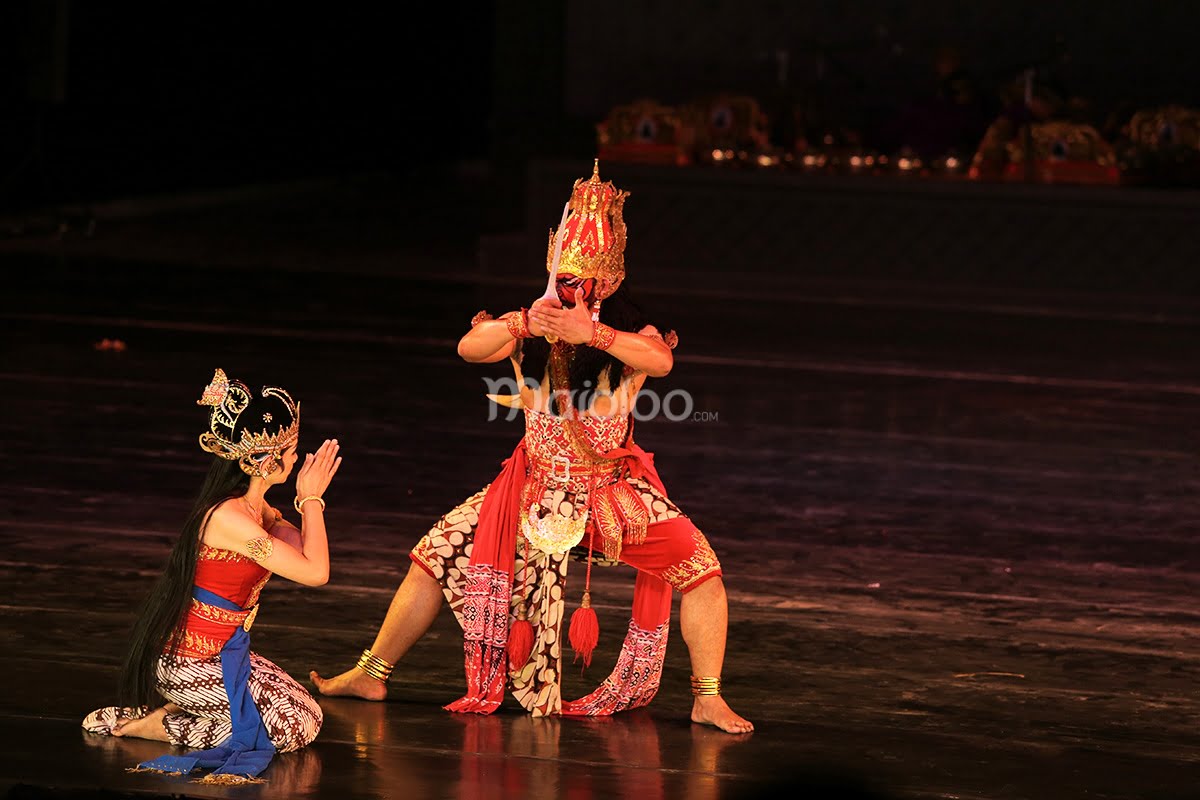 Ravana and Shinta performing in the Ramayana Ballet at Prambanan.