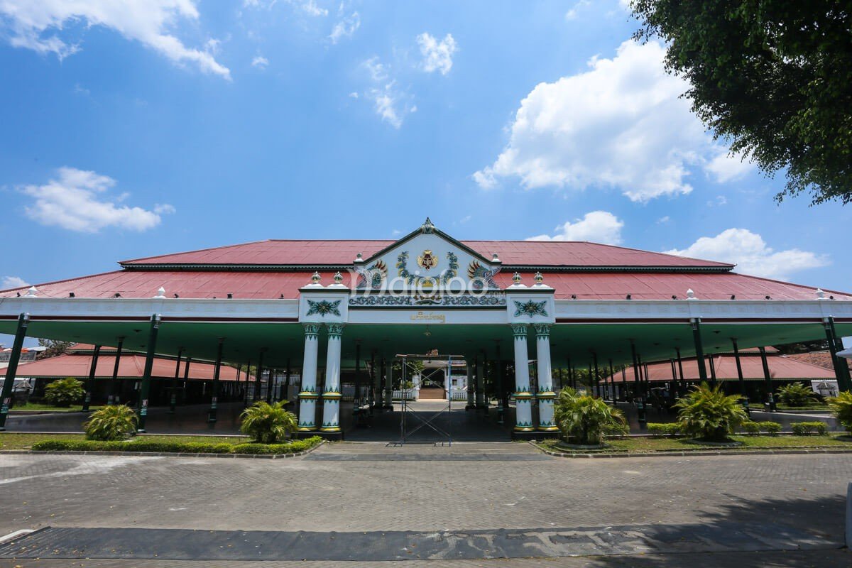 The front view of the Pagelaran Building at Yogyakarta Palace under a sunny sky, facing north toward Alun-alun Lor.