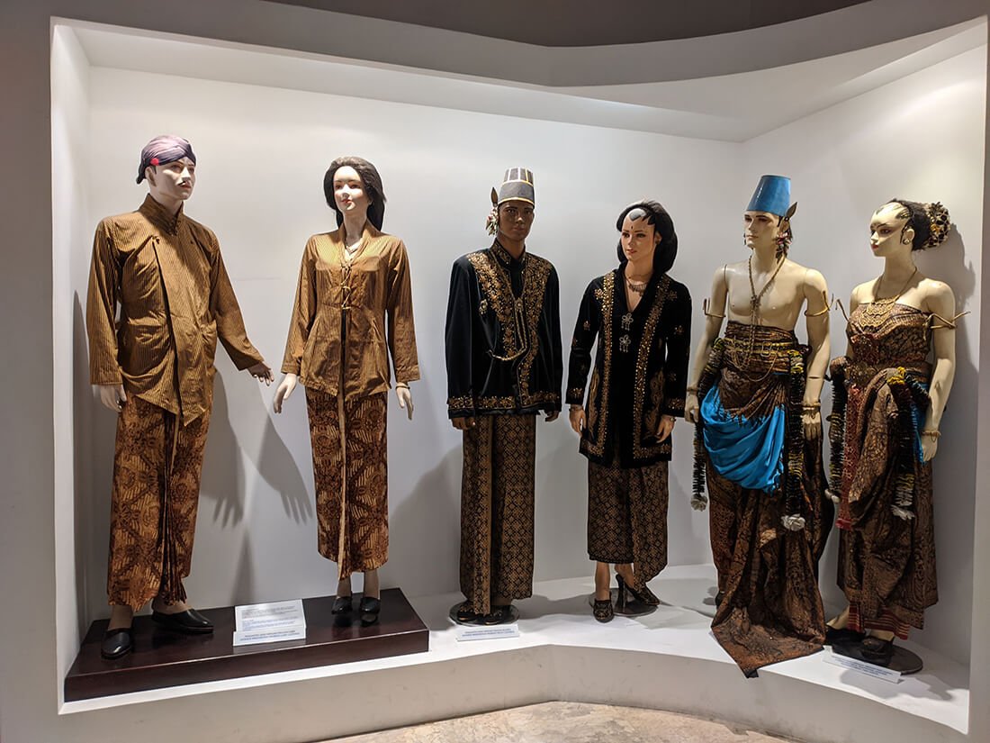 Mannequins dressed in traditional Javanese attire displayed at the Sonobudoyo Museum.