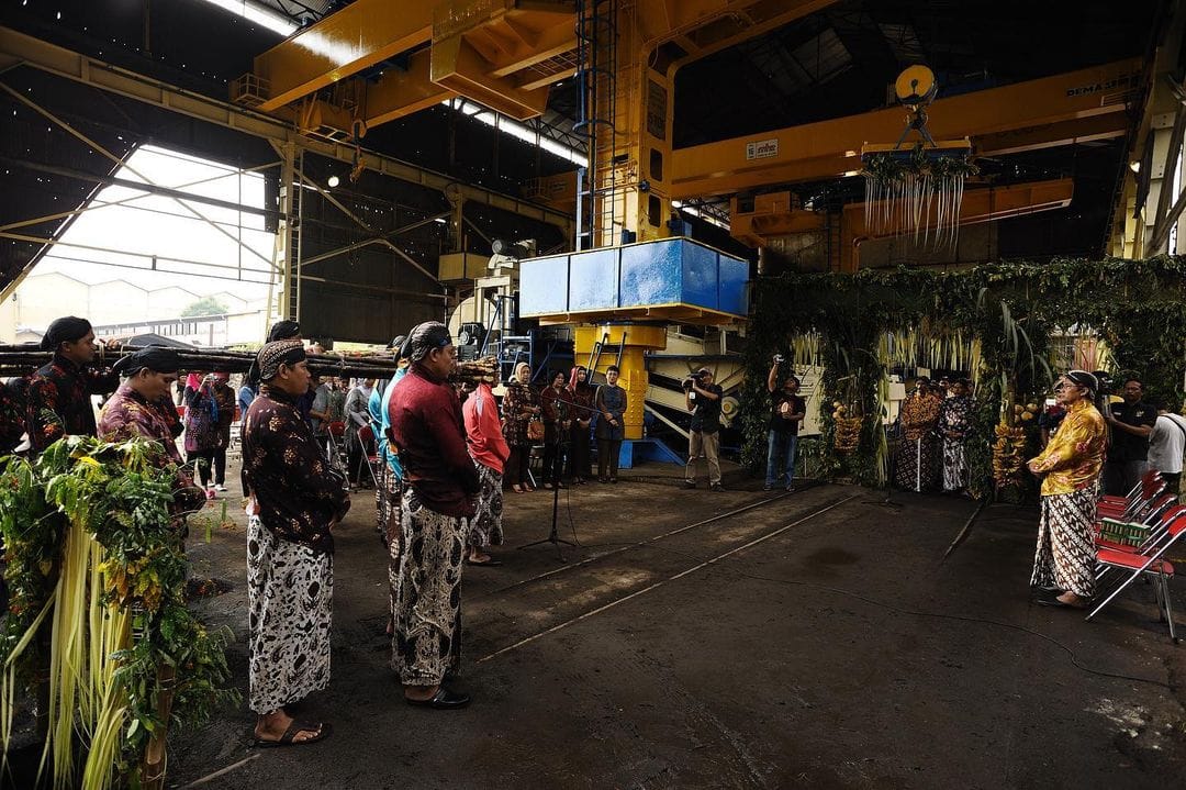 Men in traditional Javanese attire participate in the "Kirab Manten Tebu" ceremony at Madukismo Sugar Factory, marking the start of the sugar milling season.